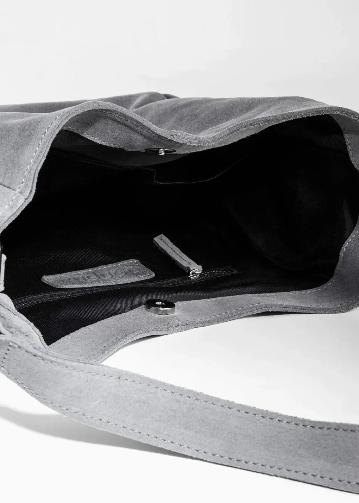 bonprix Taschen^Veloursledertasche mit dekorativem Zusatzriemen grau