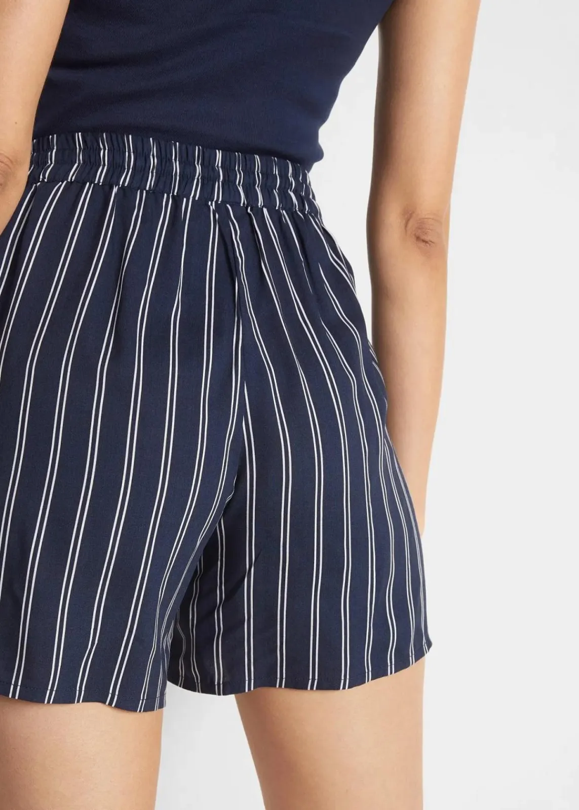 bonprix Nachhaltigere Materialien|Hosen^Viskose-Shorts mit Bindegürtel (2er Pack) dunkelblau gestreift+schwarz uni