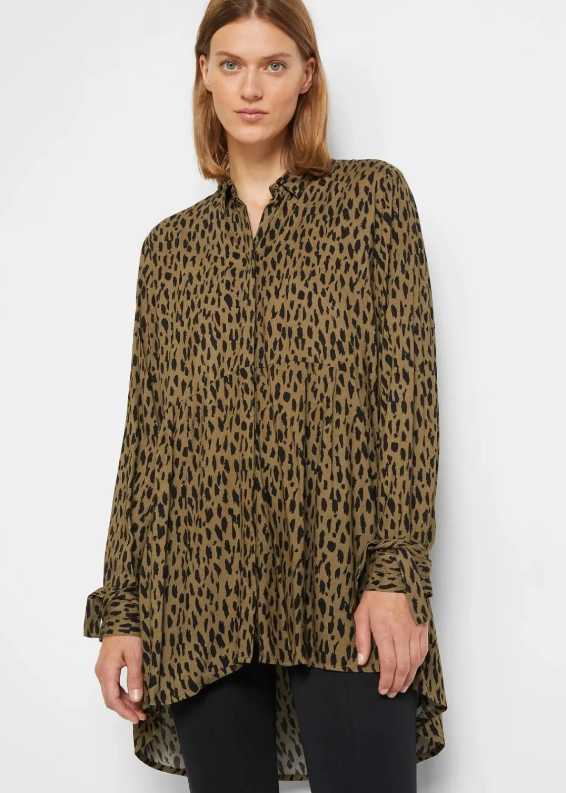 bonprix Bekleidung·Jacken & Mäntel|Blusen & Tuniken^Vokuhila-Bluse aus reiner Viskose schwarz/oliv bedruckt