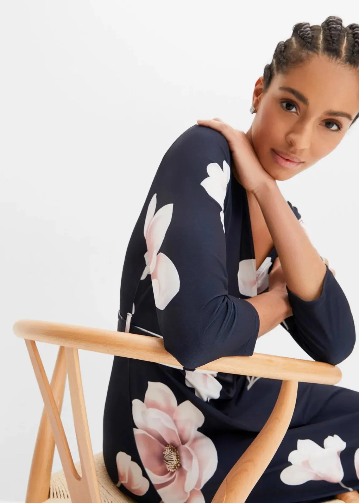 bonprix Bekleidung·Pullover & Strickjacken|Nachhaltigere Materialien^Vokuhila-Kleid aus Jersey mit Bindeband dunkelblau/rosa geblümt
