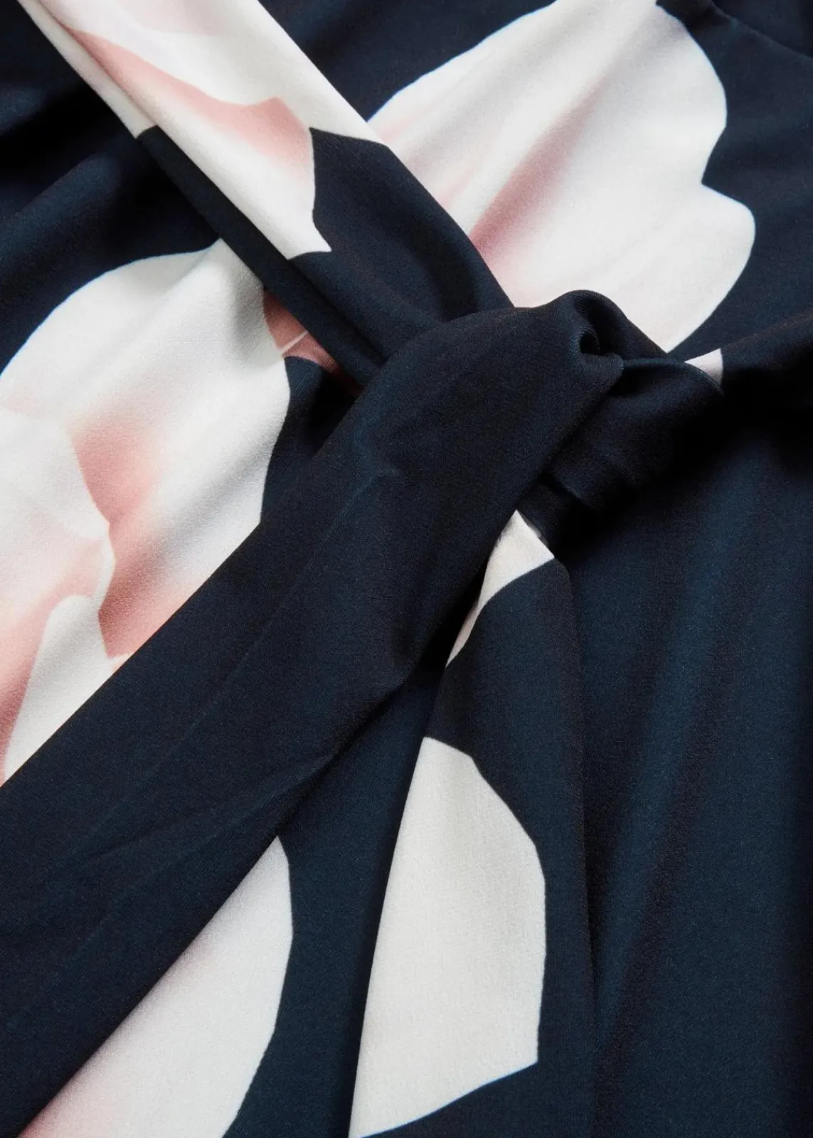 bonprix Bekleidung·Pullover & Strickjacken|Nachhaltigere Materialien^Vokuhila-Kleid aus Jersey mit Bindeband dunkelblau/rosa geblümt