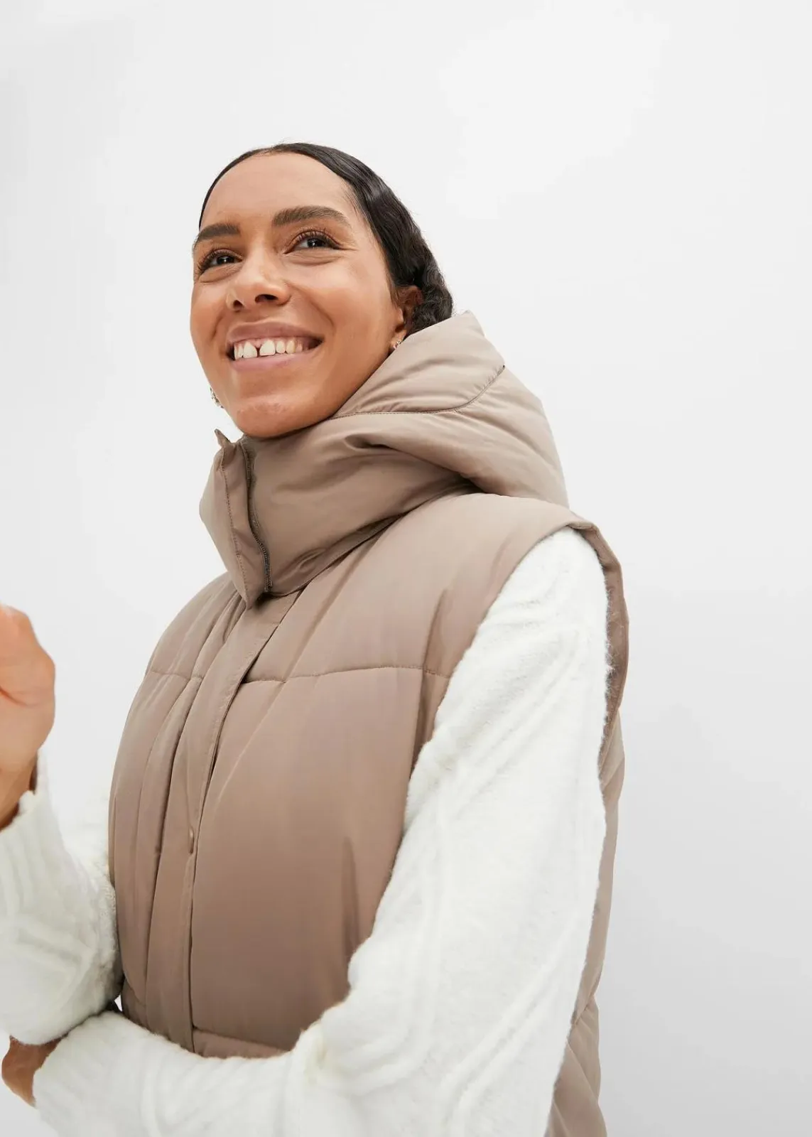 bonprix Bekleidung·Hosen|Jacken & Mäntel^Wattierte Steppweste mit abnehmbarer Kapuze taupe