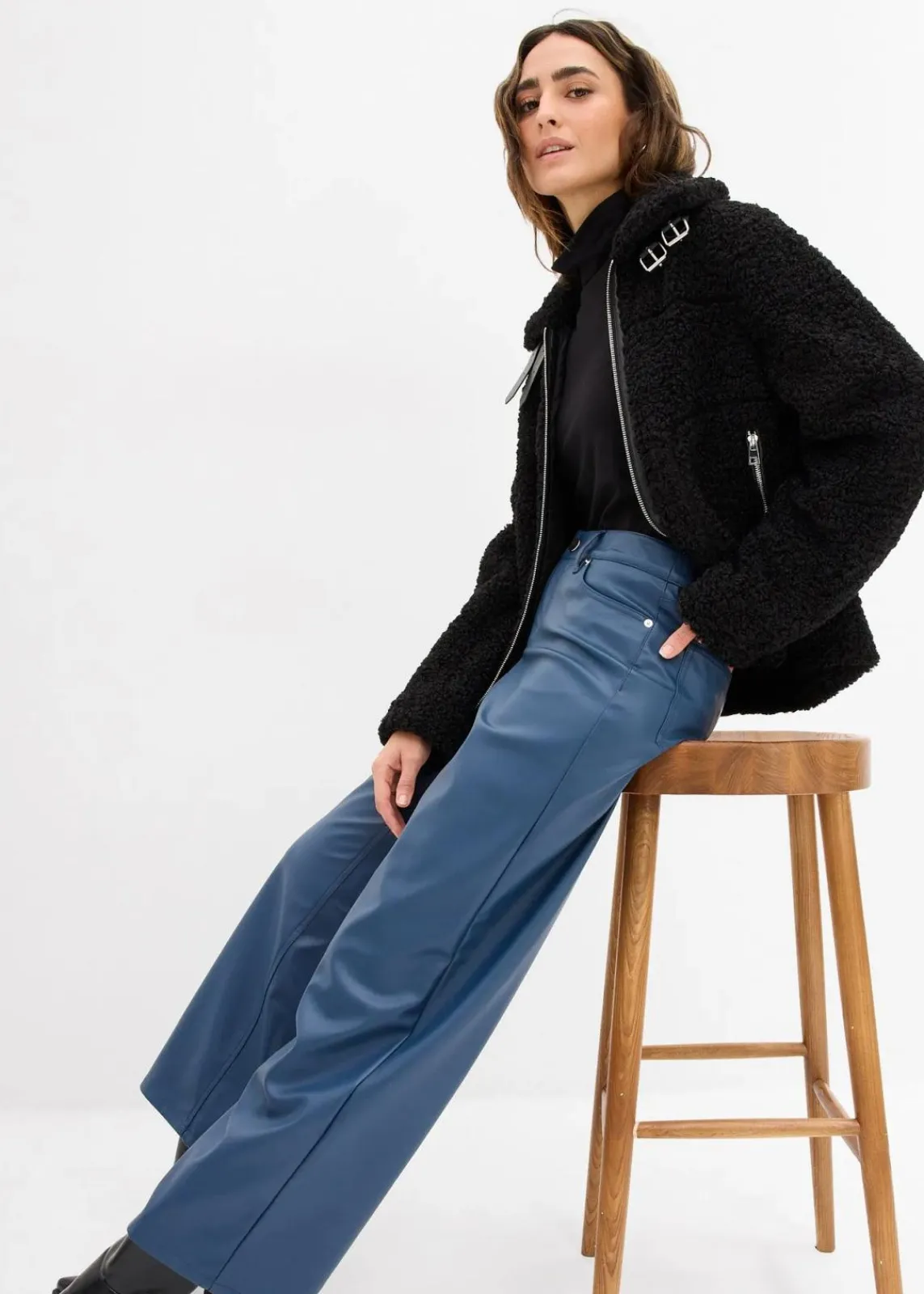 bonprix Nachhaltigere Materialien|Hosen^Weite Lederimitat-Hose tiefblau