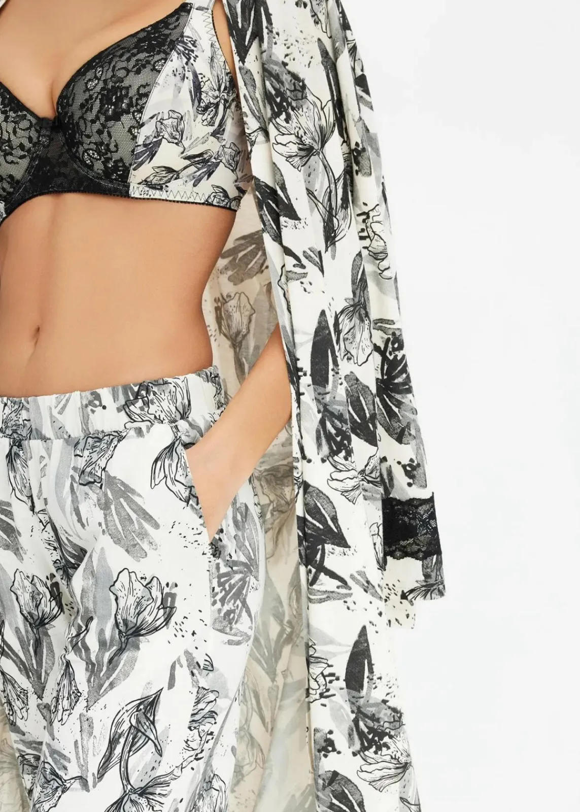 bonprix Wäsche·Nachtwäsche|Nachhaltigere Materialien^Weite Pyjamahose aus softem Viskose-Mix naturbeige/schwarz geblümt