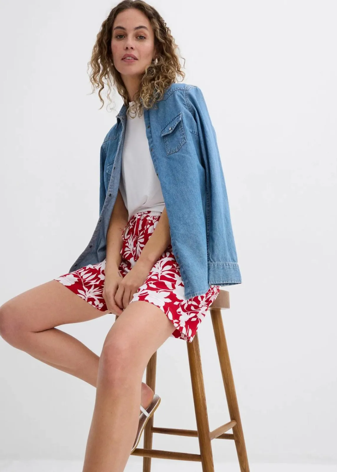 bonprix Nachhaltigere Materialien|Hosen^Weite Viskose Shorts mit High-Waist-Bequembund chillirot/weiß floral