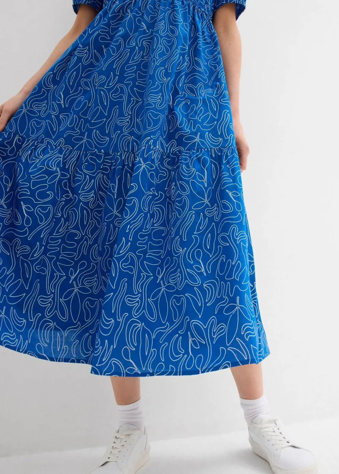 bonprix Kleider^Weites Midikleid aus reiner Baumwolle arktikblau/wollweiß bedruckt