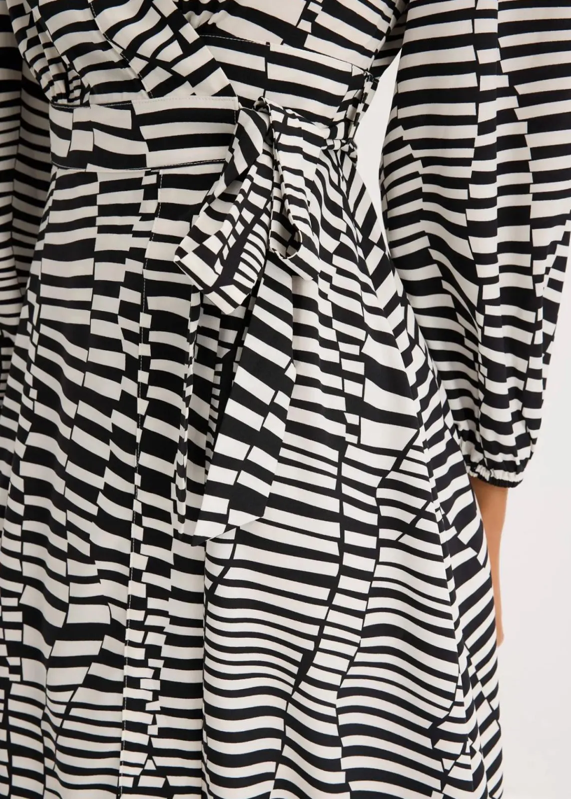 bonprix Bekleidung·Pullover & Strickjacken|Kleider^Wickelkleid schwarz/weiß graphisch bedruckt