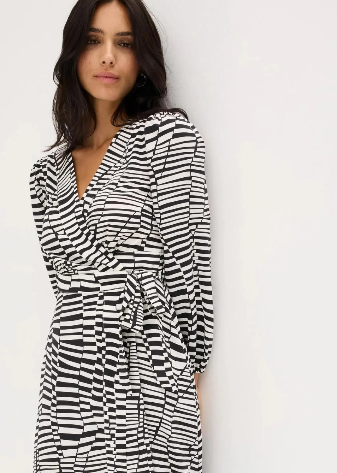 bonprix Bekleidung·Pullover & Strickjacken|Kleider^Wickelkleid schwarz/weiß graphisch bedruckt