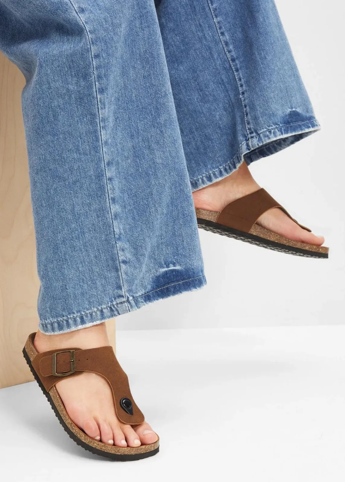 bonprix Sommerschuhe^Zehenstegpantoletten mit dekorativer Schnalle braun