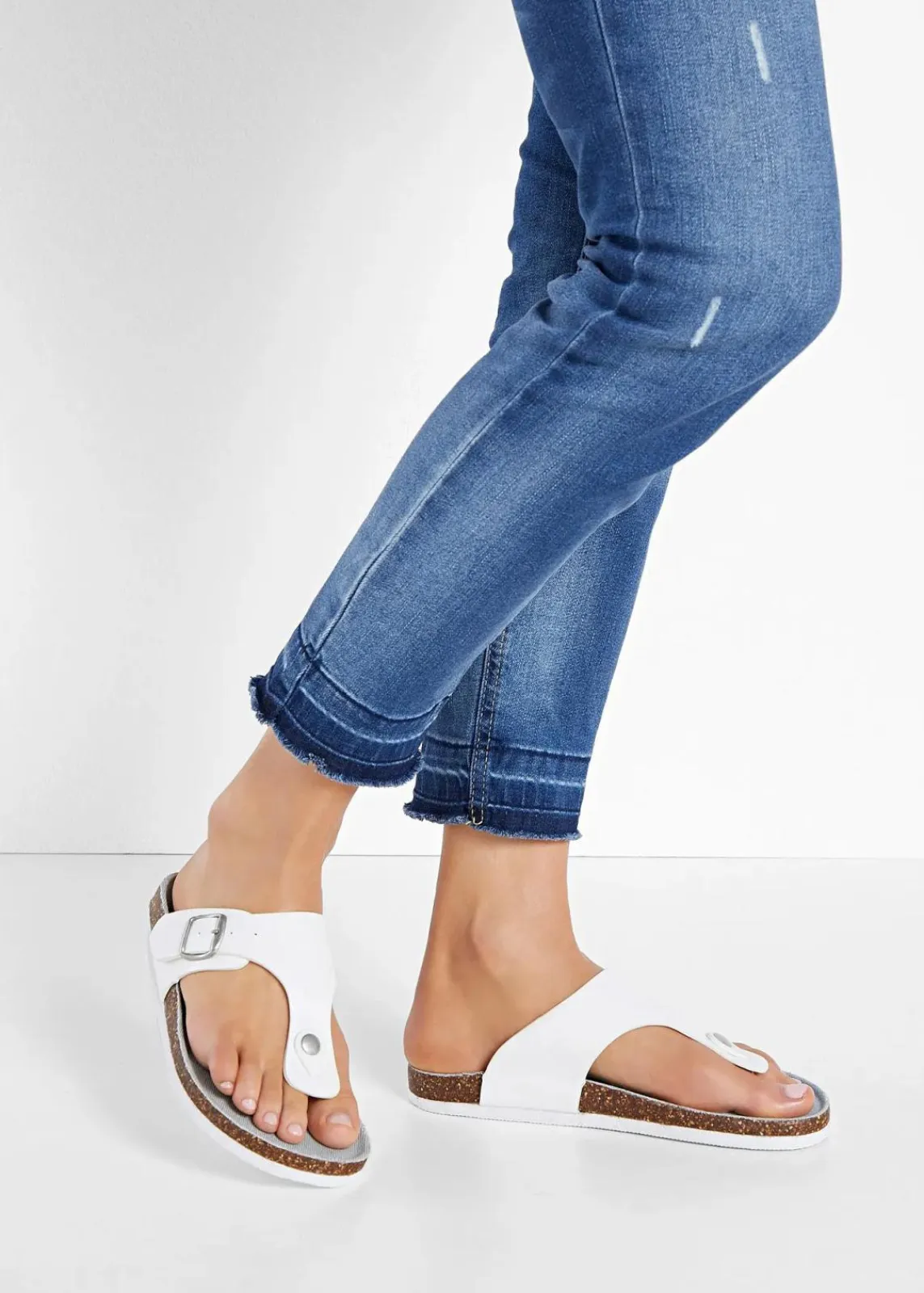 bonprix Hausschuhe|Sommerschuhe^Zehenstegpantoletten mit dekorativer Schnalle weiß/jeansblau