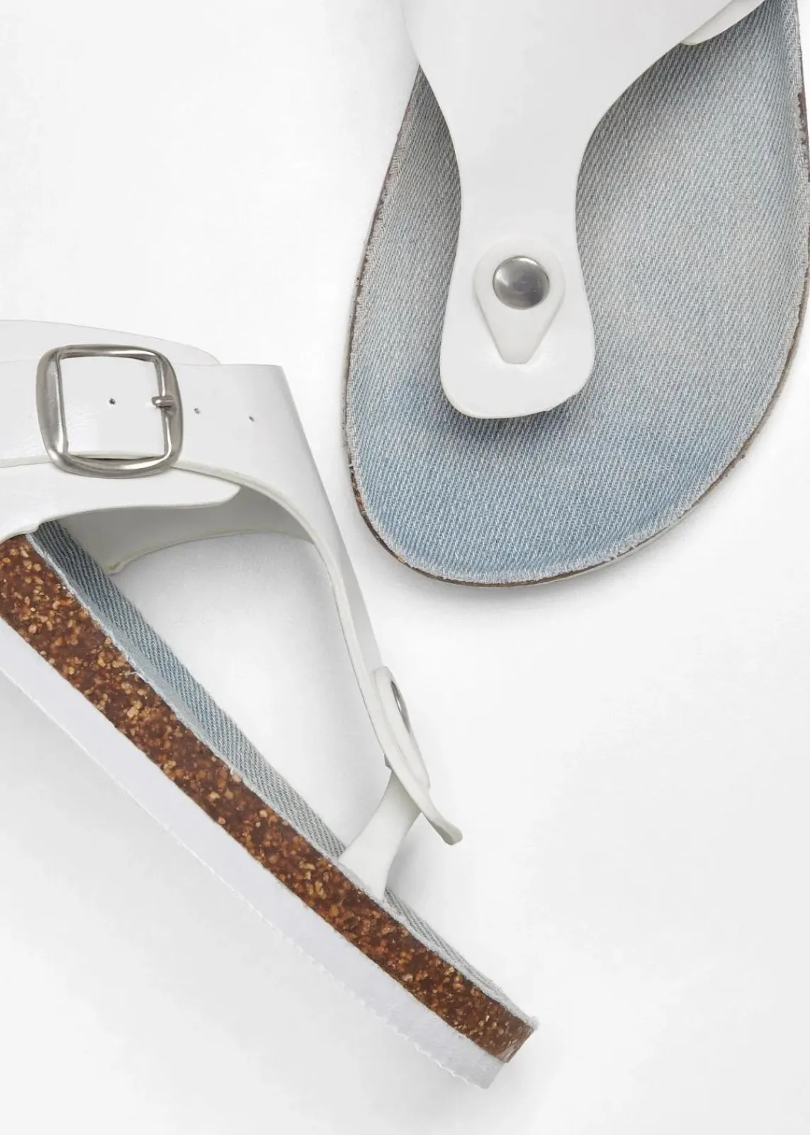 bonprix Hausschuhe|Sommerschuhe^Zehenstegpantoletten mit dekorativer Schnalle weiß/jeansblau